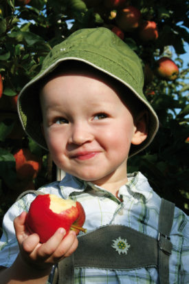 frieda-mit-apfel-vom-obsthof-bosse